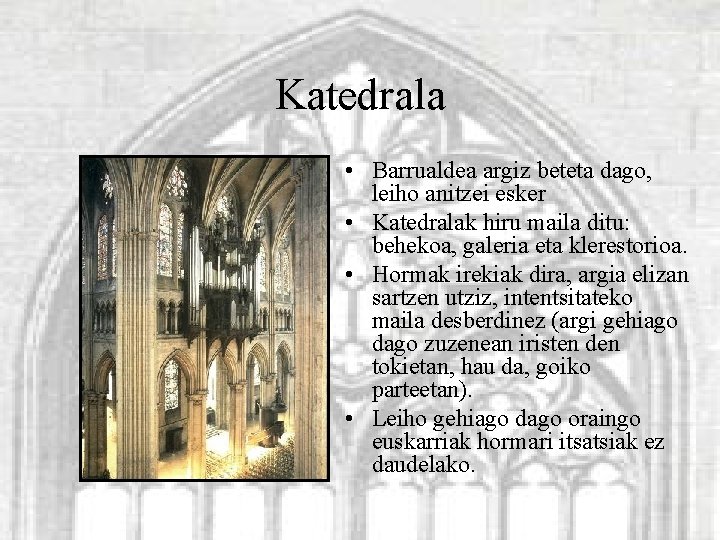 Katedrala • Barrualdea argiz beteta dago, leiho anitzei esker • Katedralak hiru maila ditu: