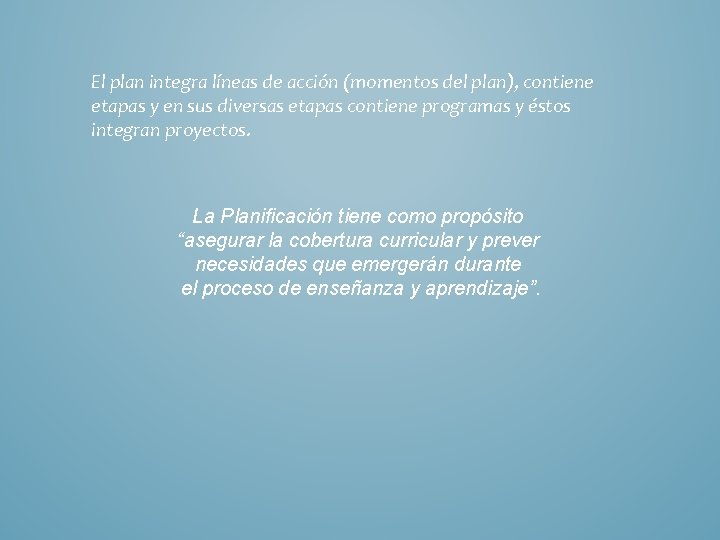 El plan integra líneas de acción (momentos del plan), contiene etapas y en sus