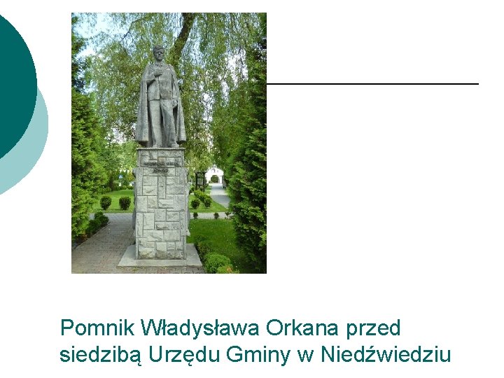 Pomnik Władysława Orkana przed siedzibą Urzędu Gminy w Niedźwiedziu 