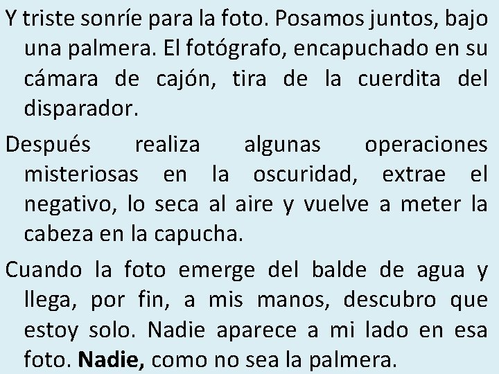 Y triste sonríe para la foto. Posamos juntos, bajo una palmera. El fotógrafo, encapuchado