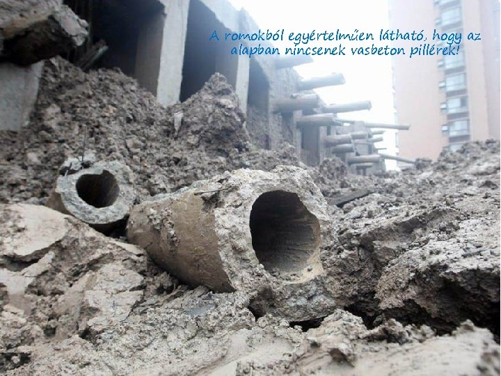 A romokból egyértelműen látható, hogy az alapban nincsenek vasbeton pillérek! 
