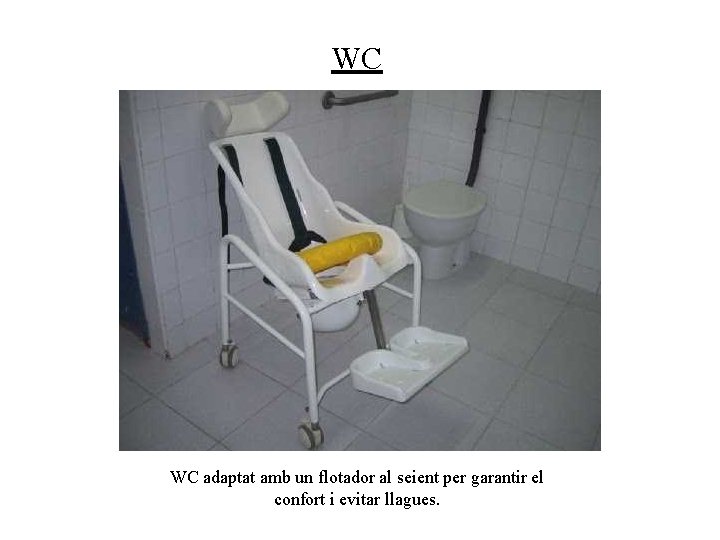 WC WC adaptat amb un flotador al seient per garantir el confort i evitar