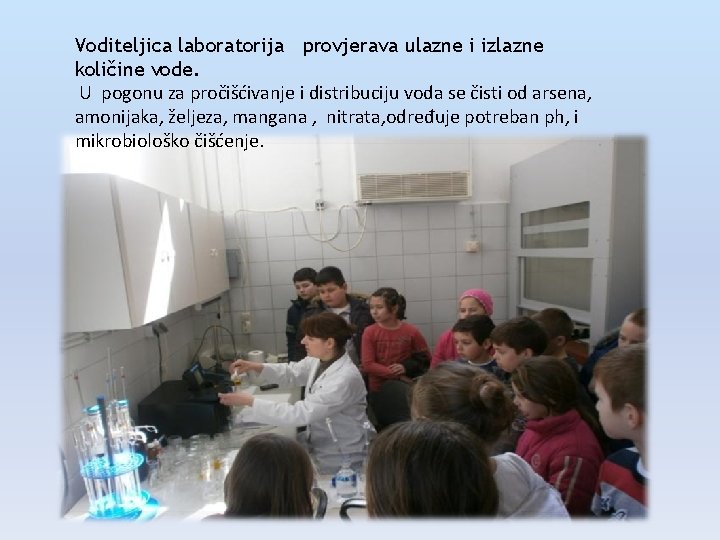 Voditeljica laboratorija provjerava ulazne i izlazne količine vode. U pogonu za pročišćivanje i distribuciju