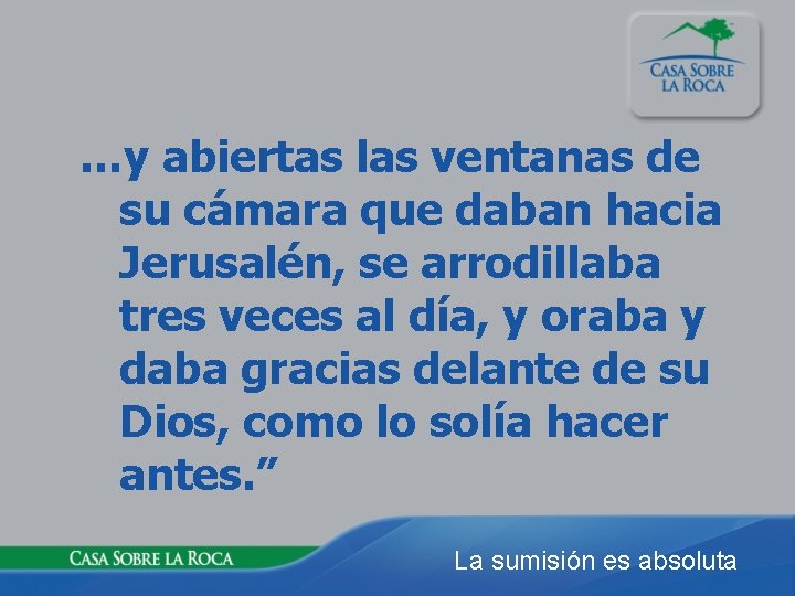 …y abiertas las ventanas de su cámara que daban hacia Jerusalén, se arrodillaba tres