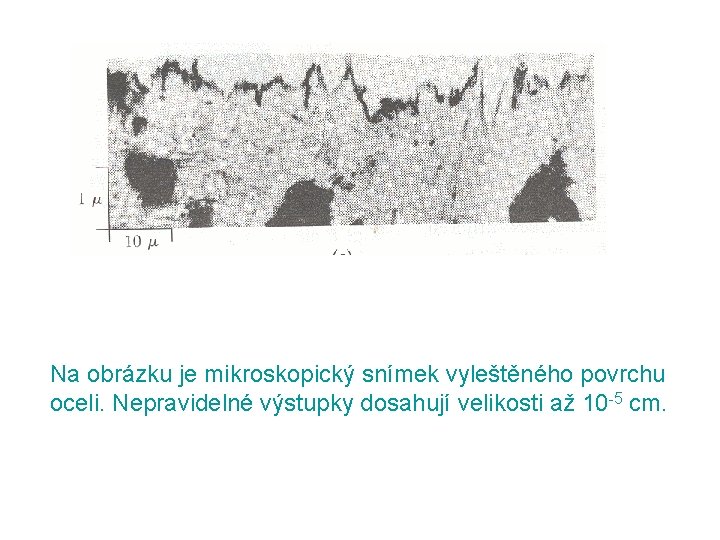 Na obrázku je mikroskopický snímek vyleštěného povrchu oceli. Nepravidelné výstupky dosahují velikosti až 10