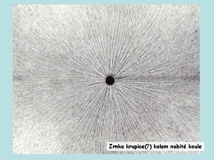 Zrnka krupice(? ) kolem nabité koule 