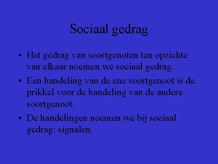 Sociaal gedrag • Het gedrag van soortgenoten opzichte van elkaar noemen we sociaal gedrag.