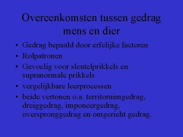Overeenkomsten tussen gedrag mens en dier • Gedrag bepaald door erfelijke factoren • Rolpatronen Overeenkomsten tussen gedrag mens en dier • Gedrag bepaald door erfelijke factoren • Rolpatronen