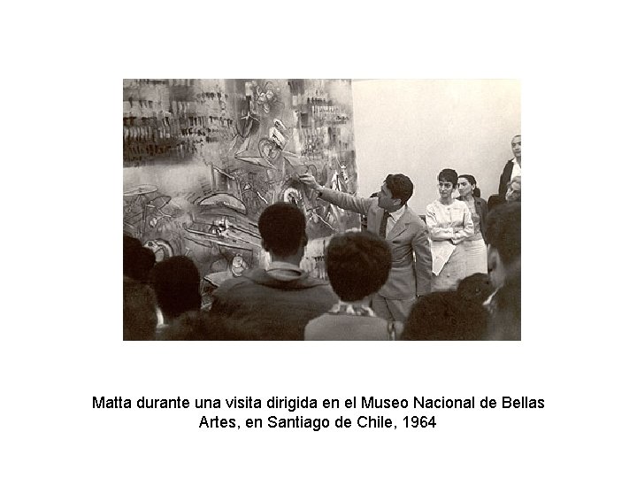 Matta durante una visita dirigida en el Museo Nacional de Bellas Artes, en Santiago