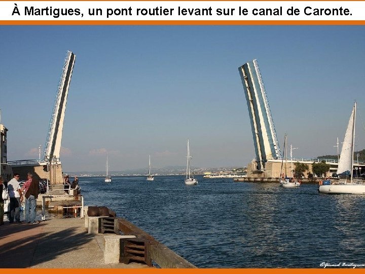 À Martigues, un pont routier levant sur le canal de Caronte. 