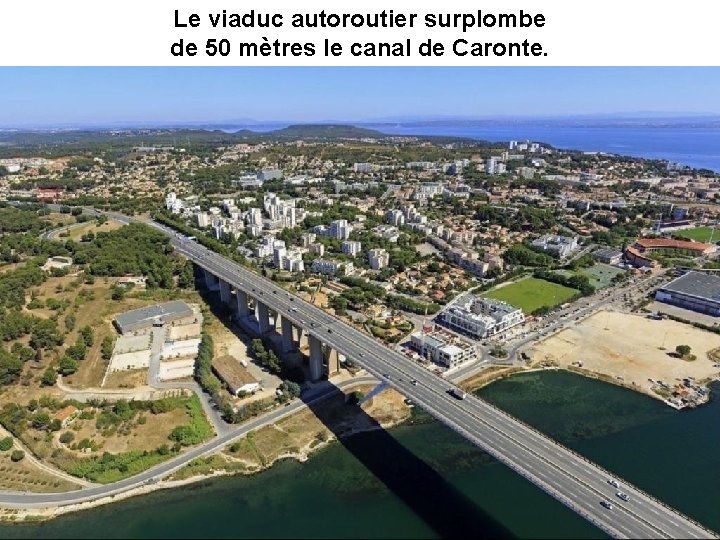 Le viaduc autoroutier surplombe de 50 mètres le canal de Caronte. 