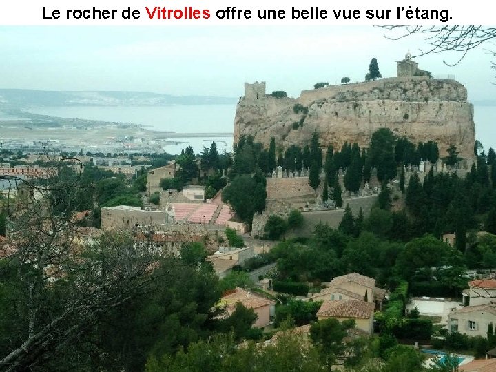 Le rocher de Vitrolles offre une belle vue sur l’étang. Vitrolles 