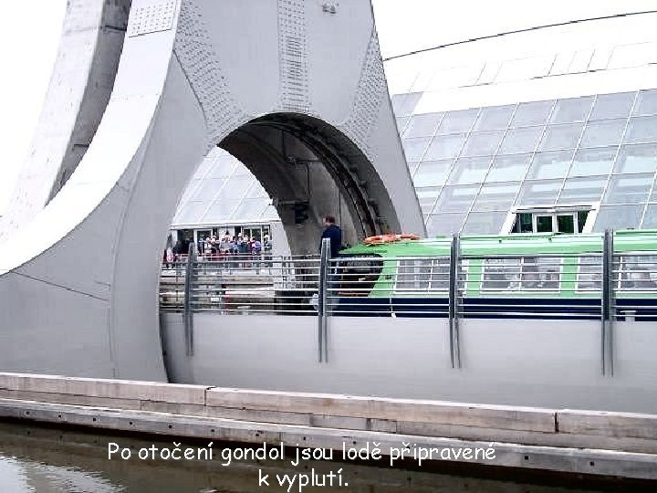 Po otočení gondol jsou lodě připravené k vyplutí. 