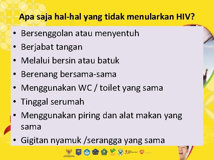 Apa saja hal-hal yang tidak menularkan HIV? Bersenggolan atau menyentuh Berjabat tangan Melalui bersin