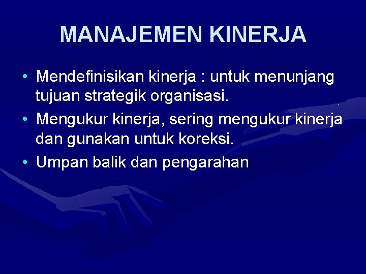 MANAJEMEN KINERJA • Mendefinisikan kinerja : untuk menunjang tujuan strategik organisasi. • Mengukur kinerja,