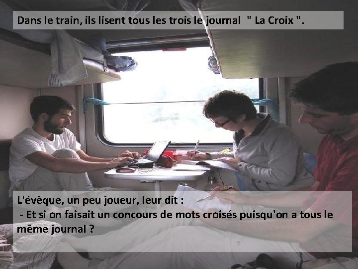 Dans le train, ils lisent tous les trois le journal " La Croix ".