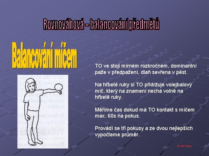 TO ve stoji mírném rozkročném, dominantní paže v předpažení, dlaň sevřena v pěst. Na