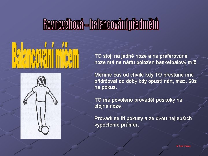 TO stojí na jedné noze a na preferované noze má na nártu položen basketbalový