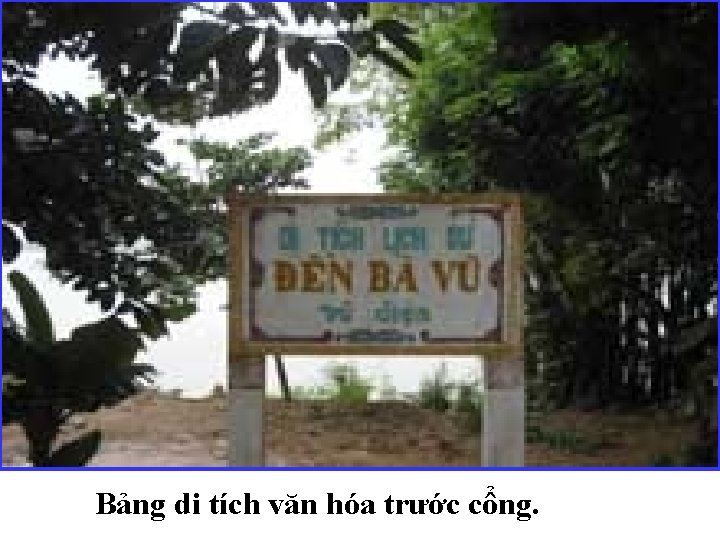 Bảng di tích văn hóa trước cổng. 