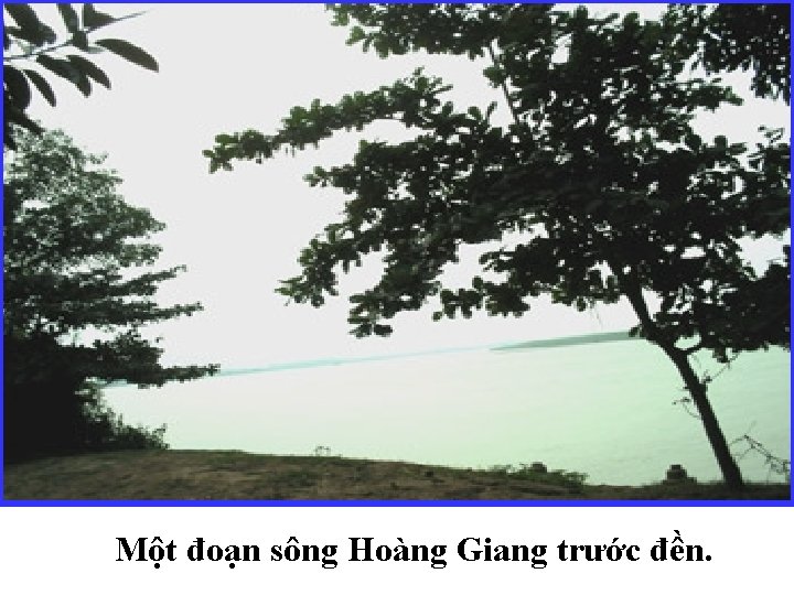 Một đoạn sông Hoàng Giang trước đền. 