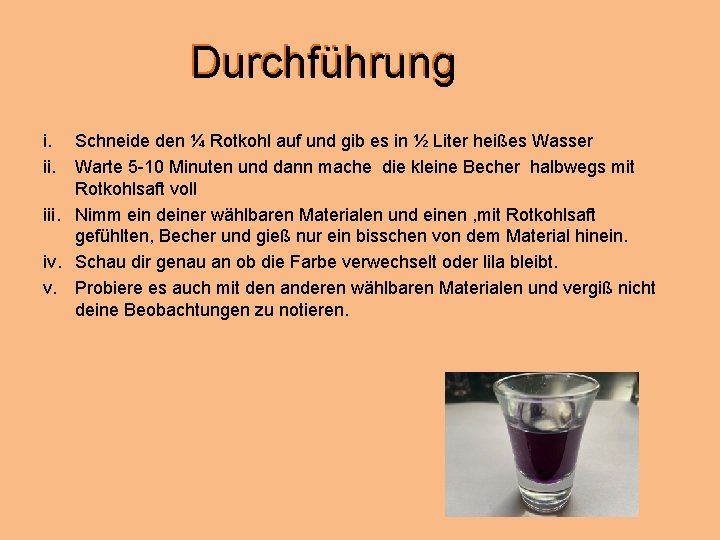 Durchführung i. Schneide den ¼ Rotkohl auf und gib es in ½ Liter heißes