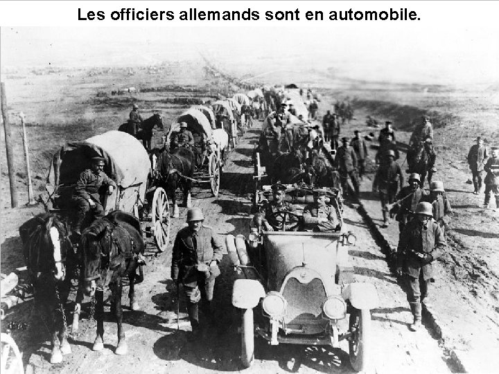 Les officiers allemands sont en automobile. 