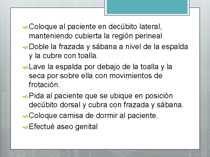  Coloque al paciente en decúbito lateral, manteniendo cubierta la región perineal Doble la