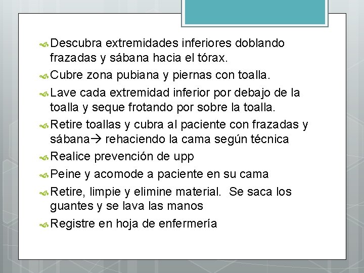  Descubra extremidades inferiores doblando frazadas y sábana hacia el tórax. Cubre zona pubiana