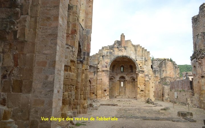 Vue élargie des restes de l’abbatiale 