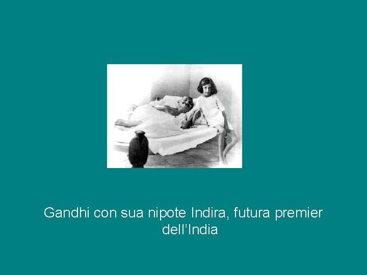 Gandhi con sua nipote Indira, futura premier dell’India 