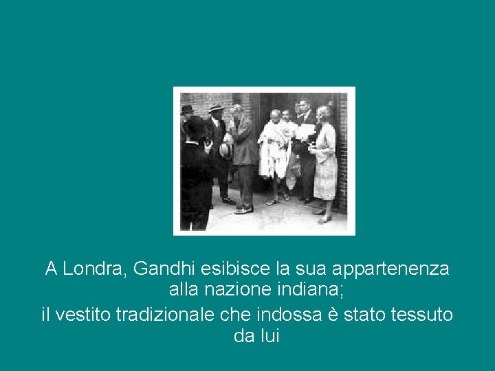 A Londra, Gandhi esibisce la sua appartenenza alla nazione indiana; il vestito tradizionale che