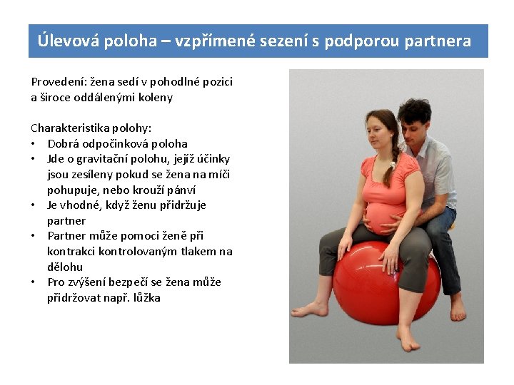 Úlevová poloha – vzpřímené sezení s podporou partnera Provedení: žena sedí v pohodlné pozici