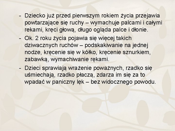 - Dziecko już przed pierwszym rokiem życia przejawia powtarzające się ruchy – wymachuje palcami
