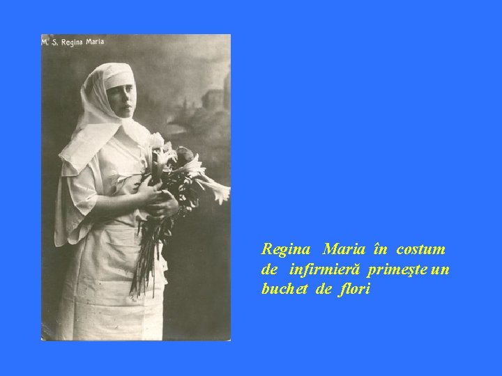 Regina Maria în costum de infirmieră primeşte un buchet de flori 