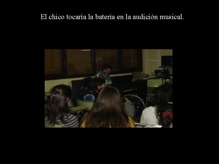 El chico tocaría la batería en la audición musical. 