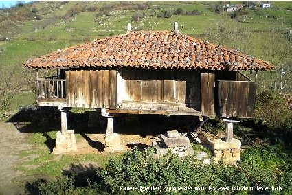 Panera (grenier) typique des àAsturies, avec, toit de tuiles et bois Une grange grenier