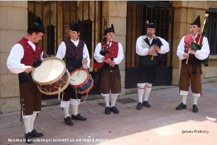 Sonneurs asturiens qui animent un mariage à Oviedo 