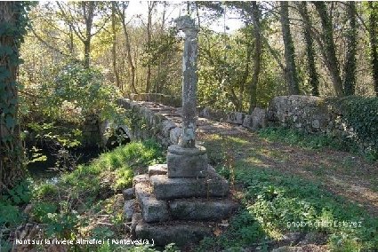 Pont sur la de rivière Almofrei ( Pontevedra ) Monastère Santa María de Acibeiro,