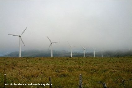 Parc éolienà dans les collines Capelada. Moulin vent sur le mont de Santa Margarita