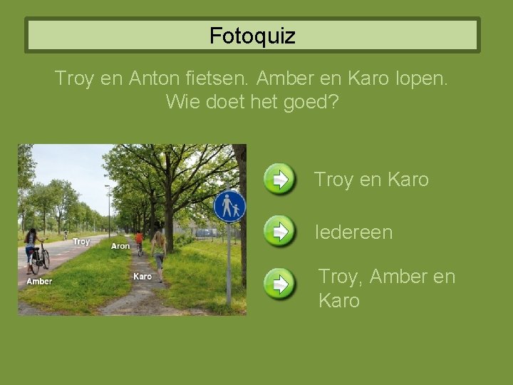 Fotoquiz Troy en Anton fietsen. Amber en Karo lopen. Wie doet het goed? Troy