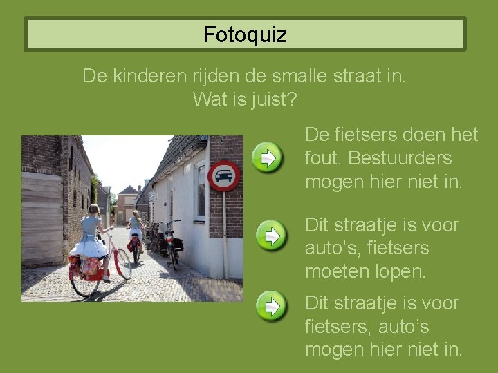 Fotoquiz De kinderen rijden de smalle straat in. Wat is juist? De fietsers doen