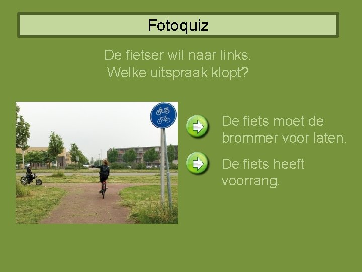 Fotoquiz De fietser wil naar links. Welke uitspraak klopt? De fiets moet de brommer