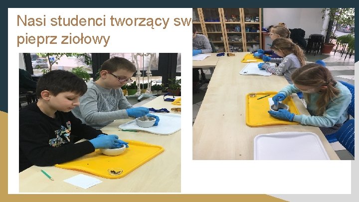 Nasi studenci tworzący swój pieprz ziołowy 