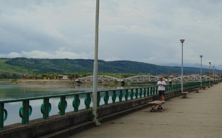 La connexion sur la rivière de Jiu est fait par un pont élégant construit