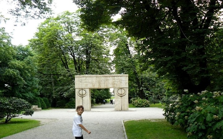 La Porte du Baiser, dit Brancusi «vous parle de la grande joie que l'amour