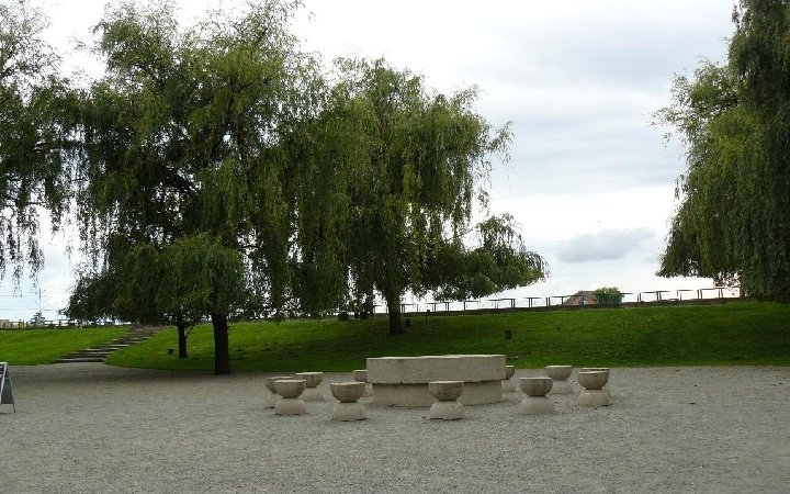 En montant quelques échelles, bien faites et encadrées dans le paysage, depuis la zone