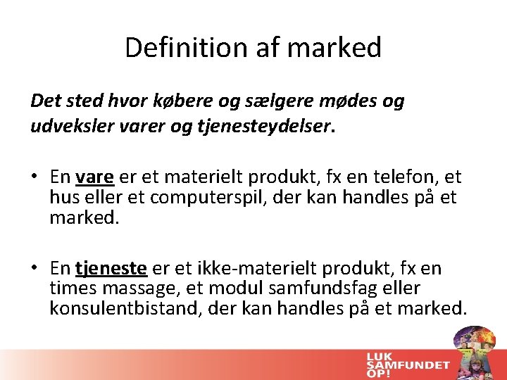 Definition af marked Det sted hvor købere og sælgere mødes og udveksler varer og