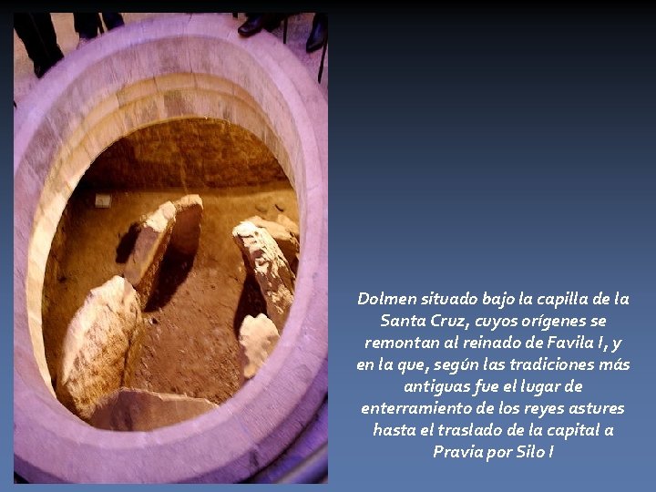 Dolmen situado bajo la capilla de la Santa Cruz, cuyos orígenes se remontan al