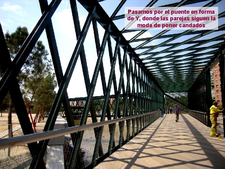 Pasamos por el puente en forma de Y, donde las parejas siguen la moda