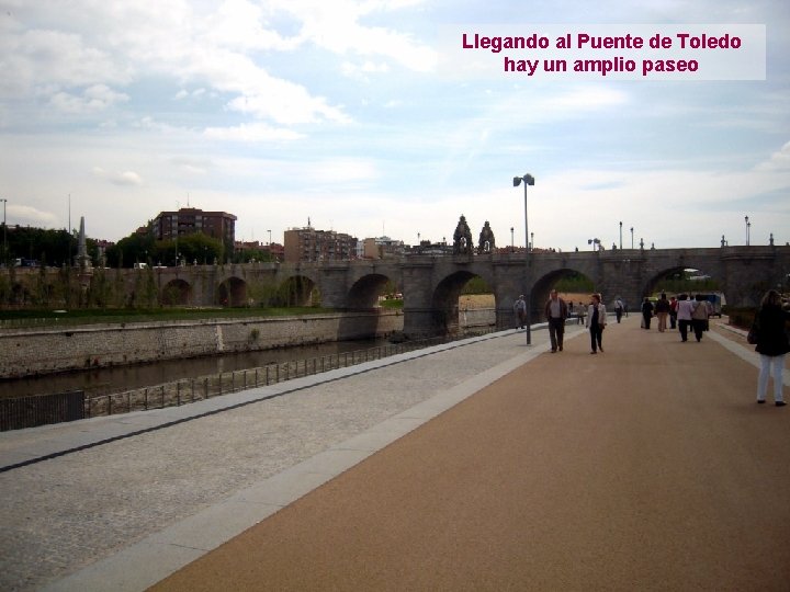 Llegando al Puente de Toledo hay un amplio paseo 